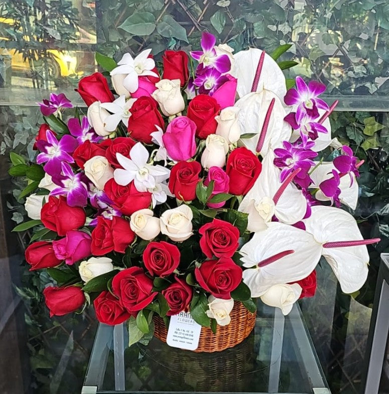 Arreglo 076 - Canasta de mimbre con variedad de flores