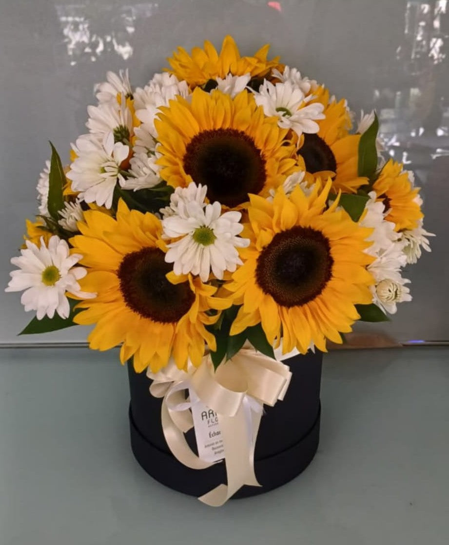 Arreglo 072 - Girasoles y margaritas en caja decorativa